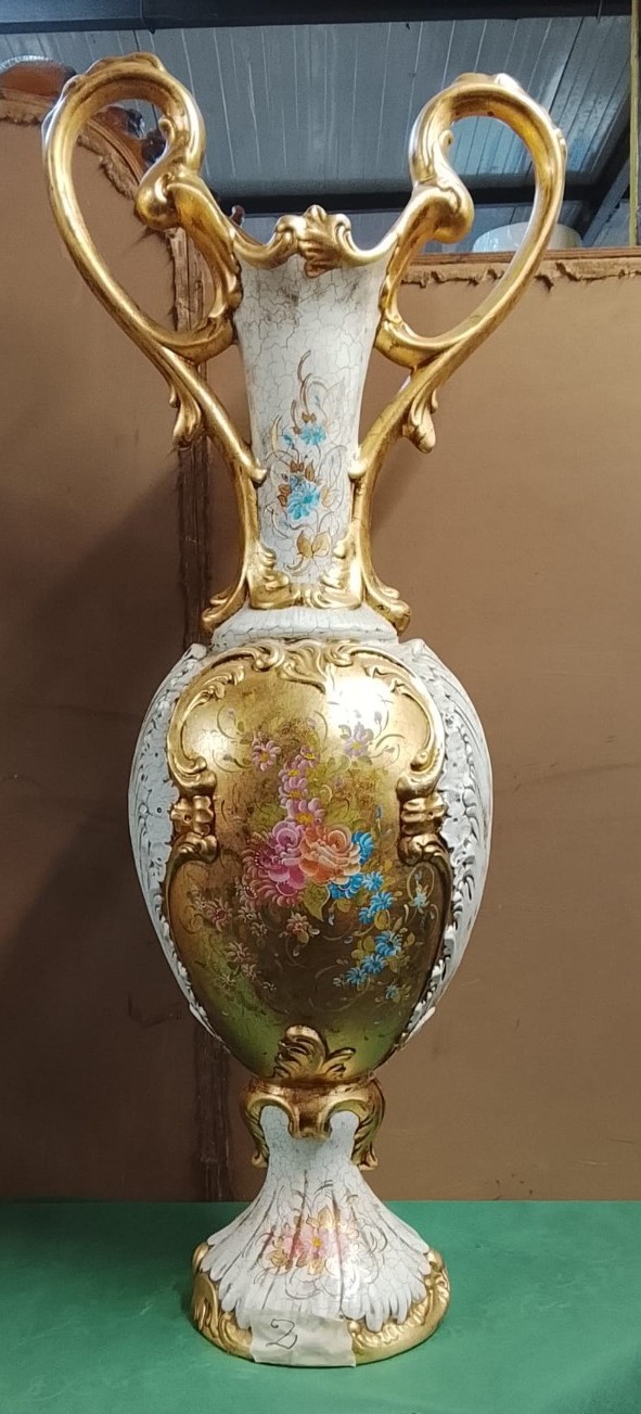 grande-vaso-a-due-manici-stile-capodimonte-con-decori-dorati-e-fiori